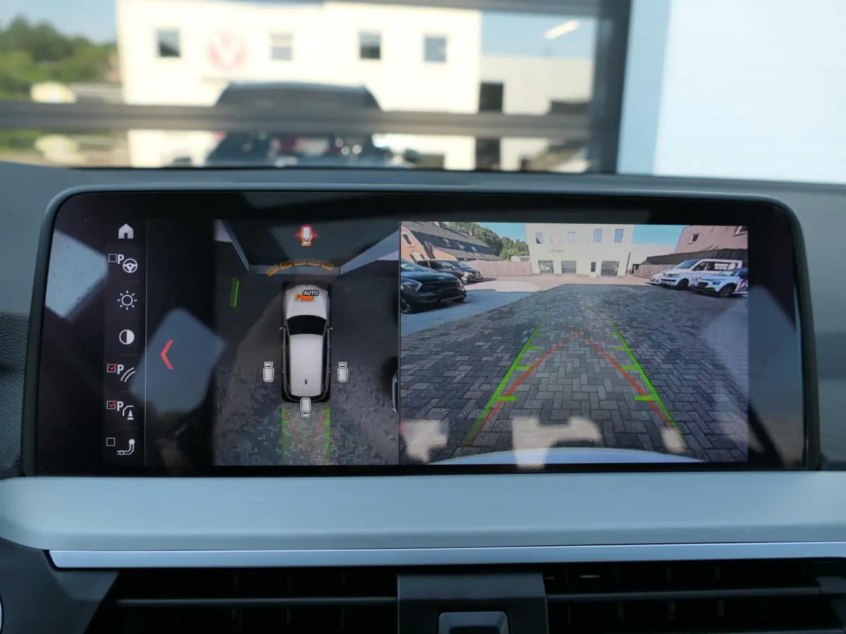 xDrive30i M-Sport High Executive | Shadow line | Panoramadak | 360°-camera | Trekhaak uitklapbaar | Draadloze telefoonlader | Elektrische achterklep | Stoelverwarming | Groot multimediasche