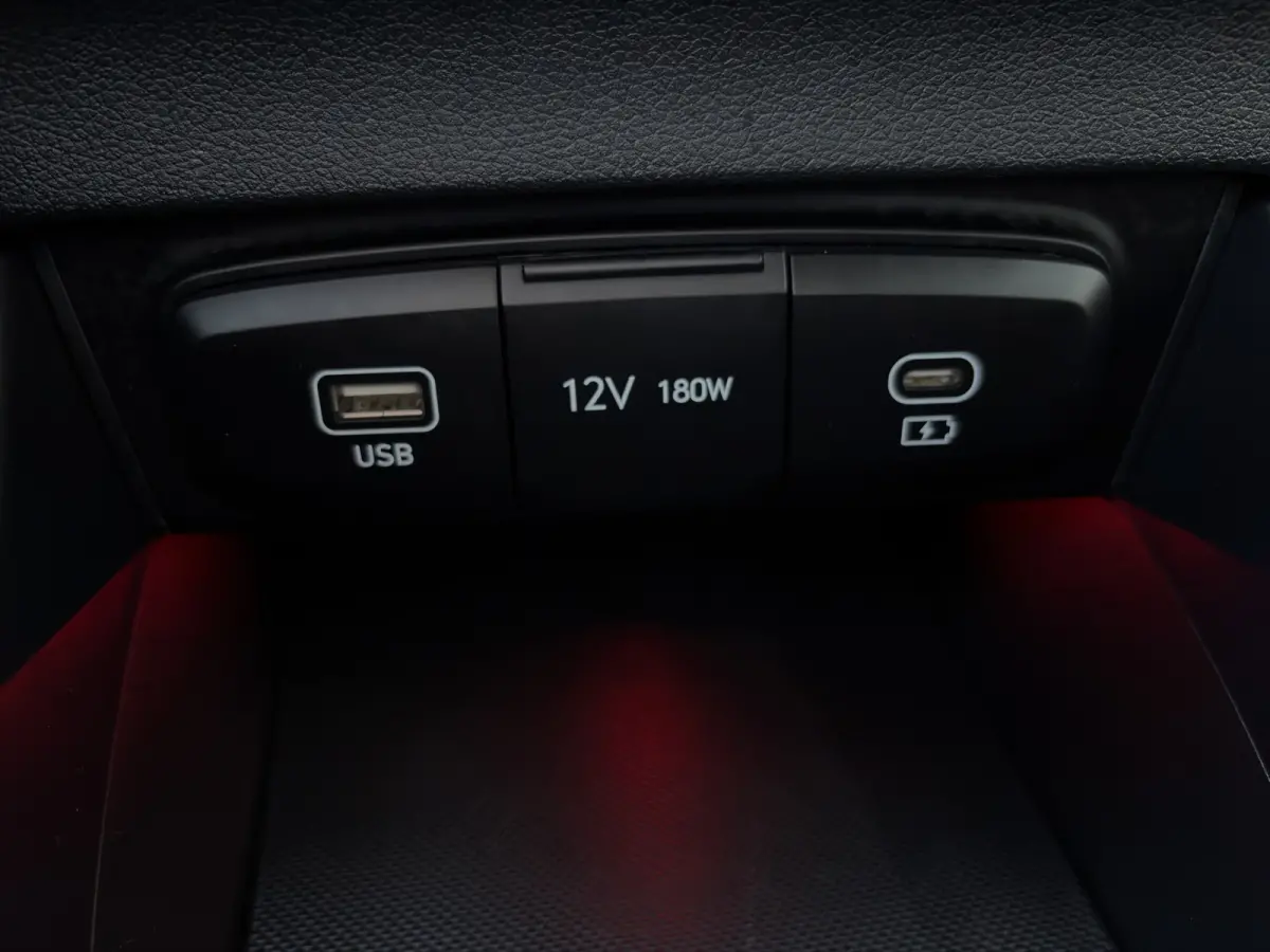 1.2 MPI 84pk Comfort | Airco | Camera | Carplay | Cruise control | Dodehoek detectie | Navigatie | Parkeersensoren | Digitaal cockpit | Lichtmetalen velgen