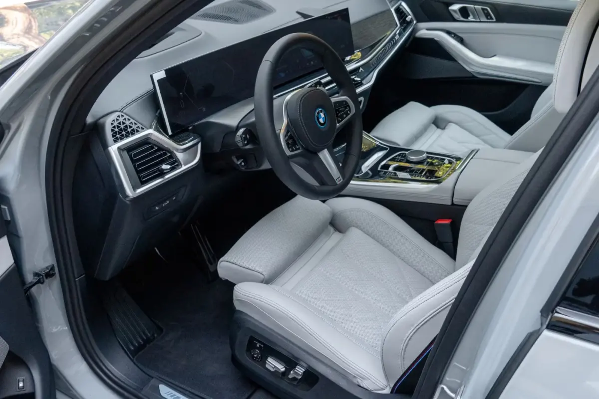xDrive50e M-SPORT Pro ** LED, GRAU LEDER, NAVI+, PANORAMA, TREKH, 22-invh LMV, LUCHT ** Ex BMW - UNFALLFREI ** ** INFORMEER OOK NAAR ONZE AANTREKKELIJKE FINANCIAL-LEASE TARIEVEN **