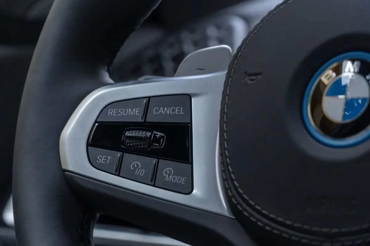 xDrive50e M-SPORT Pro ** LED, GRAU LEDER, NAVI+, PANORAMA, TREKH, 22-invh LMV, LUCHT ** Ex BMW - UNFALLFREI ** ** INFORMEER OOK NAAR ONZE AANTREKKELIJKE FINANCIAL-LEASE TARIEVEN **