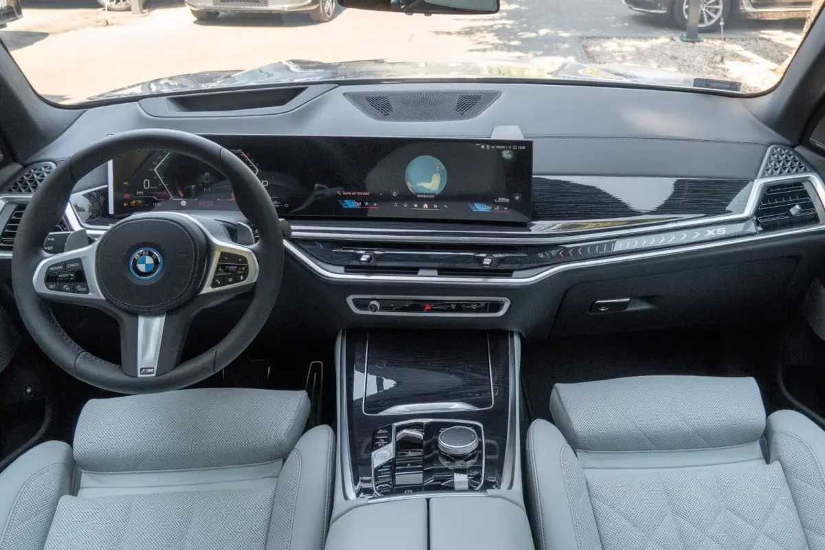 xDrive50e M-SPORT Pro ** LED, GRAU LEDER, NAVI+, PANORAMA, TREKH, 22-invh LMV, LUCHT ** Ex BMW - UNFALLFREI ** ** INFORMEER OOK NAAR ONZE AANTREKKELIJKE FINANCIAL-LEASE TARIEVEN **