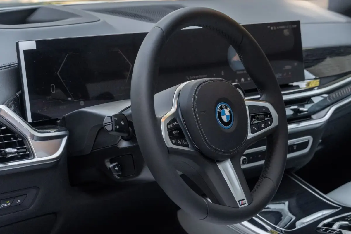 xDrive50e M-SPORT Pro ** LED, GRAU LEDER, NAVI+, PANORAMA, TREKH, 22-invh LMV, LUCHT ** Ex BMW - UNFALLFREI ** ** INFORMEER OOK NAAR ONZE AANTREKKELIJKE FINANCIAL-LEASE TARIEVEN **