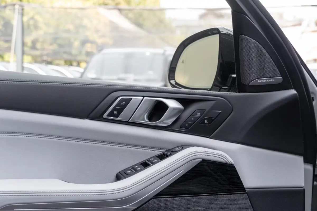 xDrive50e M-SPORT Pro ** LED, GRAU LEDER, NAVI+, PANORAMA, TREKH, 22-invh LMV, LUCHT ** Ex BMW - UNFALLFREI ** ** INFORMEER OOK NAAR ONZE AANTREKKELIJKE FINANCIAL-LEASE TARIEVEN **