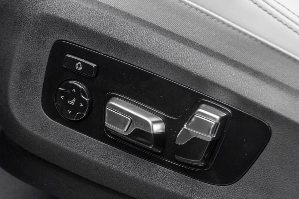 xDrive50e M-SPORT Pro ** LED, GRAU LEDER, NAVI+, PANORAMA, TREKH, 22-invh LMV, LUCHT ** Ex BMW - UNFALLFREI ** ** INFORMEER OOK NAAR ONZE AANTREKKELIJKE FINANCIAL-LEASE TARIEVEN **