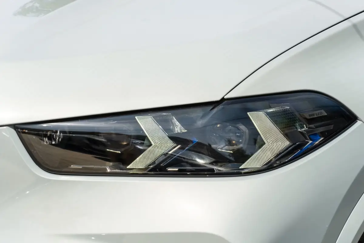 xDrive50e M-SPORT Pro ** LED, GRAU LEDER, NAVI+, PANORAMA, TREKH, 22-invh LMV, LUCHT ** Ex BMW - UNFALLFREI ** ** INFORMEER OOK NAAR ONZE AANTREKKELIJKE FINANCIAL-LEASE TARIEVEN **