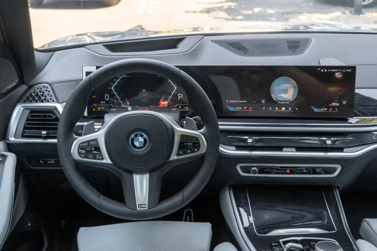 xDrive50e M-SPORT Pro ** LED, GRAU LEDER, NAVI+, PANORAMA, TREKH, 22-invh LMV, LUCHT ** Ex BMW - UNFALLFREI ** ** INFORMEER OOK NAAR ONZE AANTREKKELIJKE FINANCIAL-LEASE TARIEVEN **