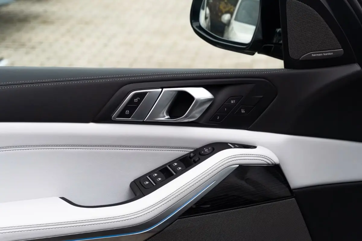 xDrive50e M-SPORT Pro ** LED, GRAU LEDER, NAVI+, PANO, DR.ASS+, TREKH, 22-invh LMV, LUCHT ** Ex BMW - UNFALLFREI ** ** INFORMEER OOK NAAR ONZE AANTREKKELIJKE FINANCIAL-LEASE TARIEVEN **