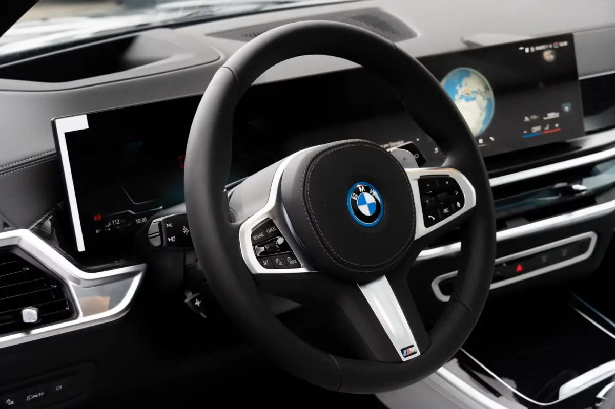xDrive50e M-SPORT Pro ** LED, GRAU LEDER, NAVI+, PANO, DR.ASS+, TREKH, 22-invh LMV, LUCHT ** Ex BMW - UNFALLFREI ** ** INFORMEER OOK NAAR ONZE AANTREKKELIJKE FINANCIAL-LEASE TARIEVEN **