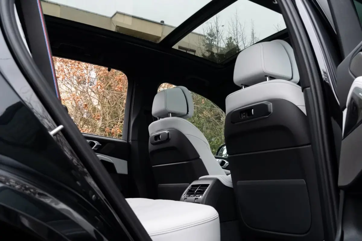 xDrive50e M-SPORT Pro ** LED, GRAU LEDER, NAVI+, PANO, DR.ASS+, TREKH, 22-invh LMV, LUCHT ** Ex BMW - UNFALLFREI ** ** INFORMEER OOK NAAR ONZE AANTREKKELIJKE FINANCIAL-LEASE TARIEVEN **