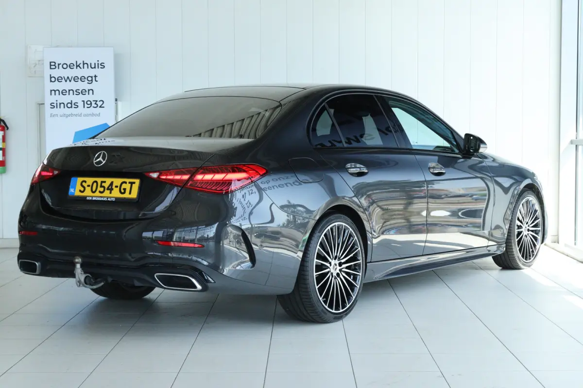 300 AMG Line | Cruise Control | Trekhaak | Stoelverwarming | Navi | Carplay | Sfeerverlichting | 19 Inch | LED | Camera |