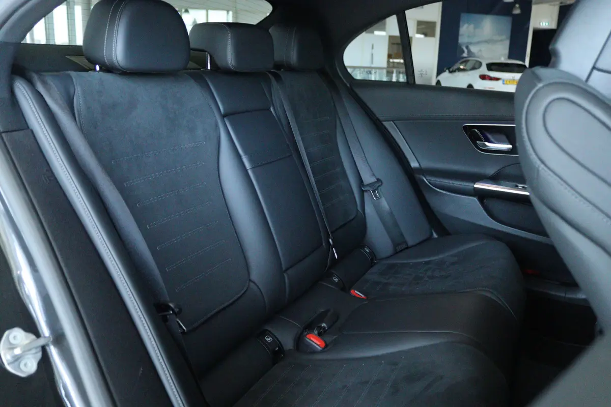300 AMG Line | Cruise Control | Trekhaak | Stoelverwarming | Navi | Carplay | Sfeerverlichting | 19 Inch | LED | Camera |