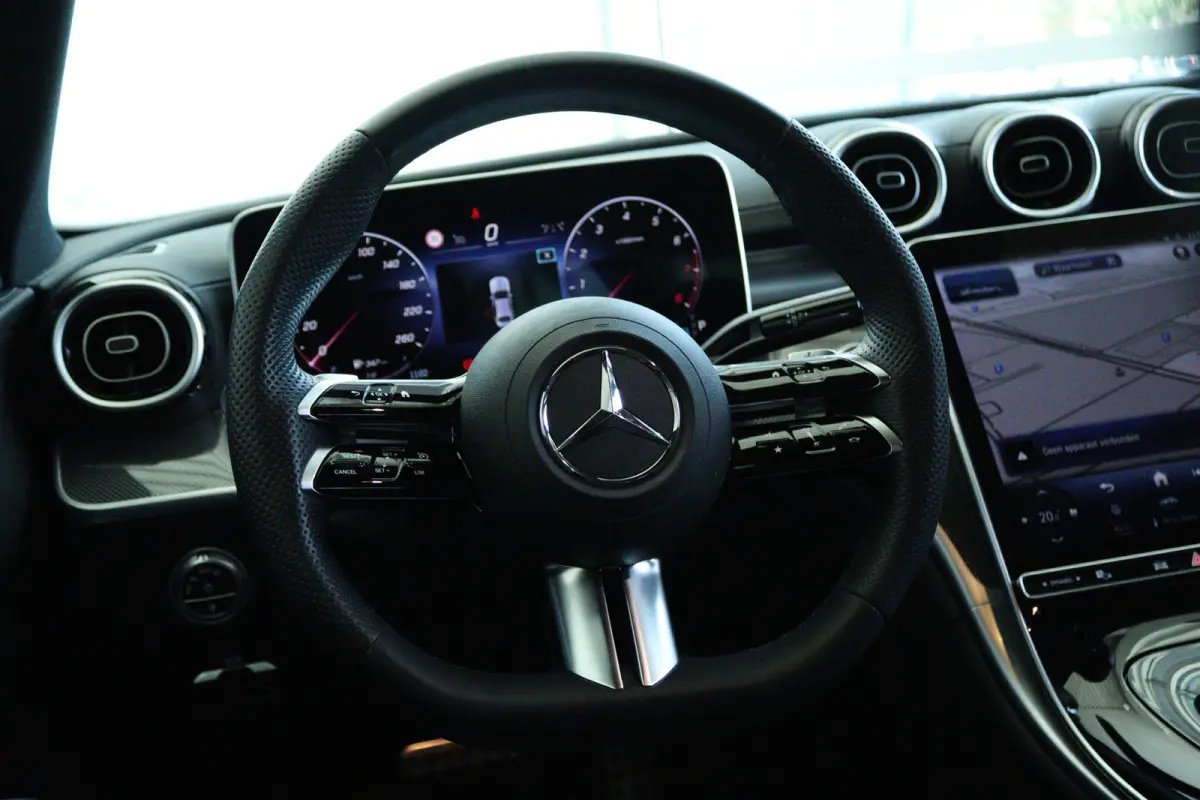 300 AMG Line | Cruise Control | Trekhaak | Stoelverwarming | Navi | Carplay | Sfeerverlichting | 19 Inch | LED | Camera |