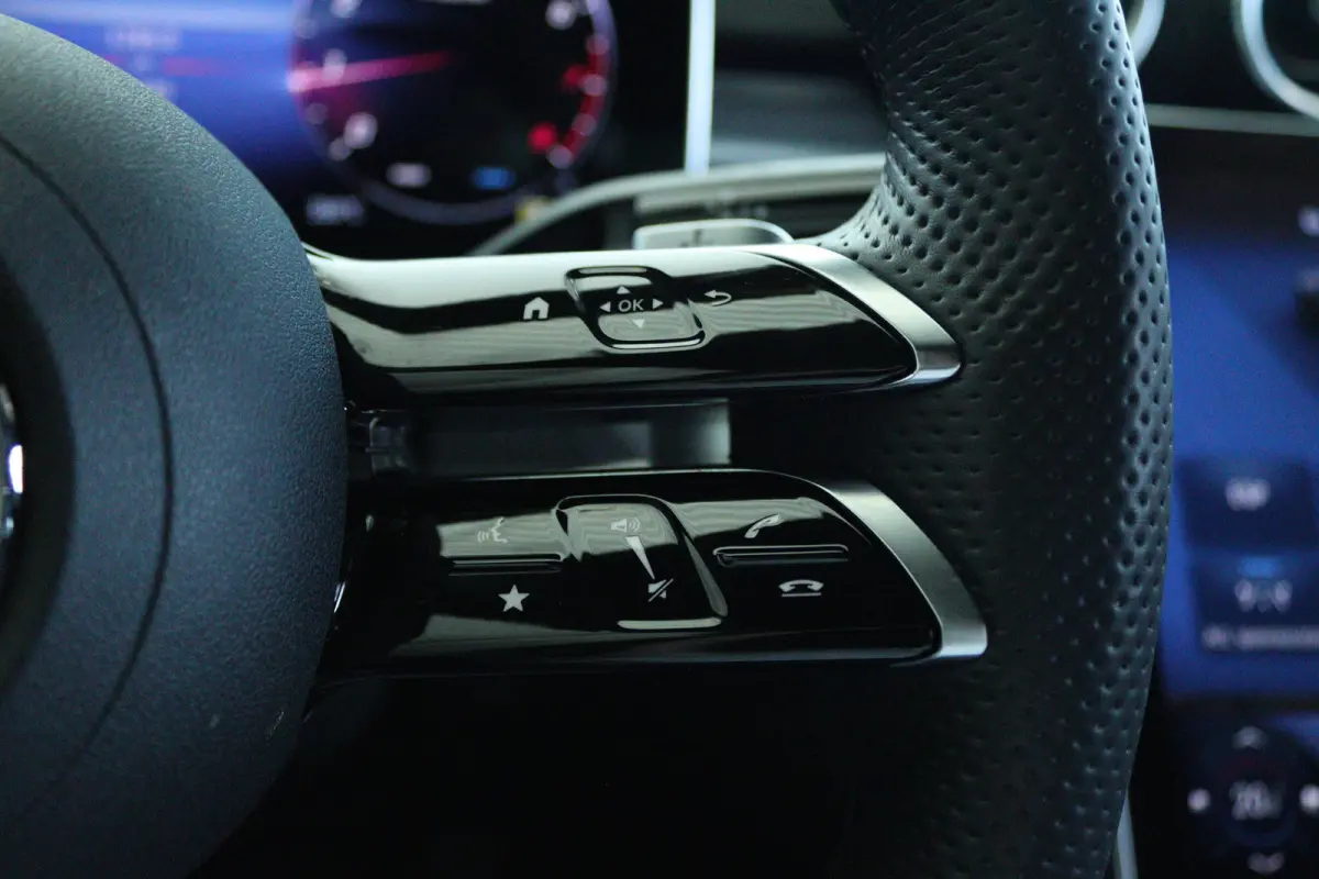 300 AMG Line | Cruise Control | Trekhaak | Stoelverwarming | Navi | Carplay | Sfeerverlichting | 19 Inch | LED | Camera |