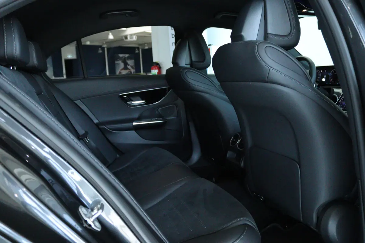 300 AMG Line | Cruise Control | Trekhaak | Stoelverwarming | Navi | Carplay | Sfeerverlichting | 19 Inch | LED | Camera |