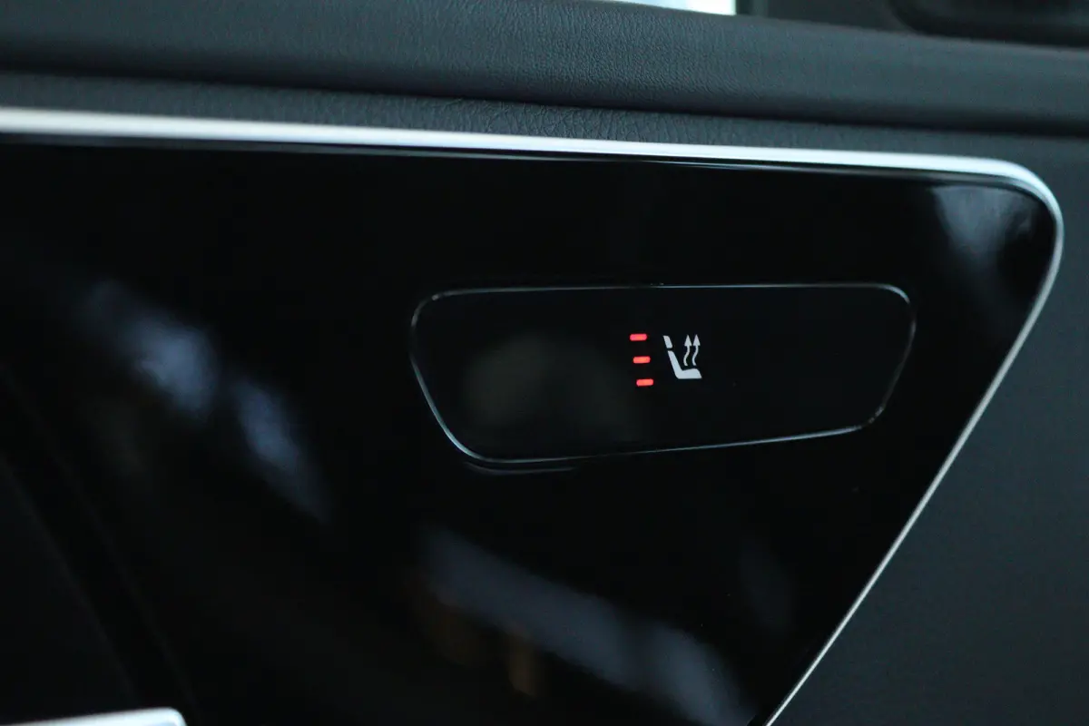300 AMG Line | Cruise Control | Trekhaak | Stoelverwarming | Navi | Carplay | Sfeerverlichting | 19 Inch | LED | Camera |