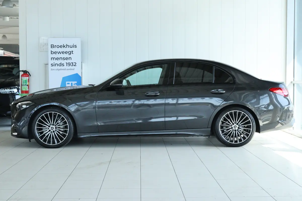 300 AMG Line | Cruise Control | Trekhaak | Stoelverwarming | Navi | Carplay | Sfeerverlichting | 19 Inch | LED | Camera |