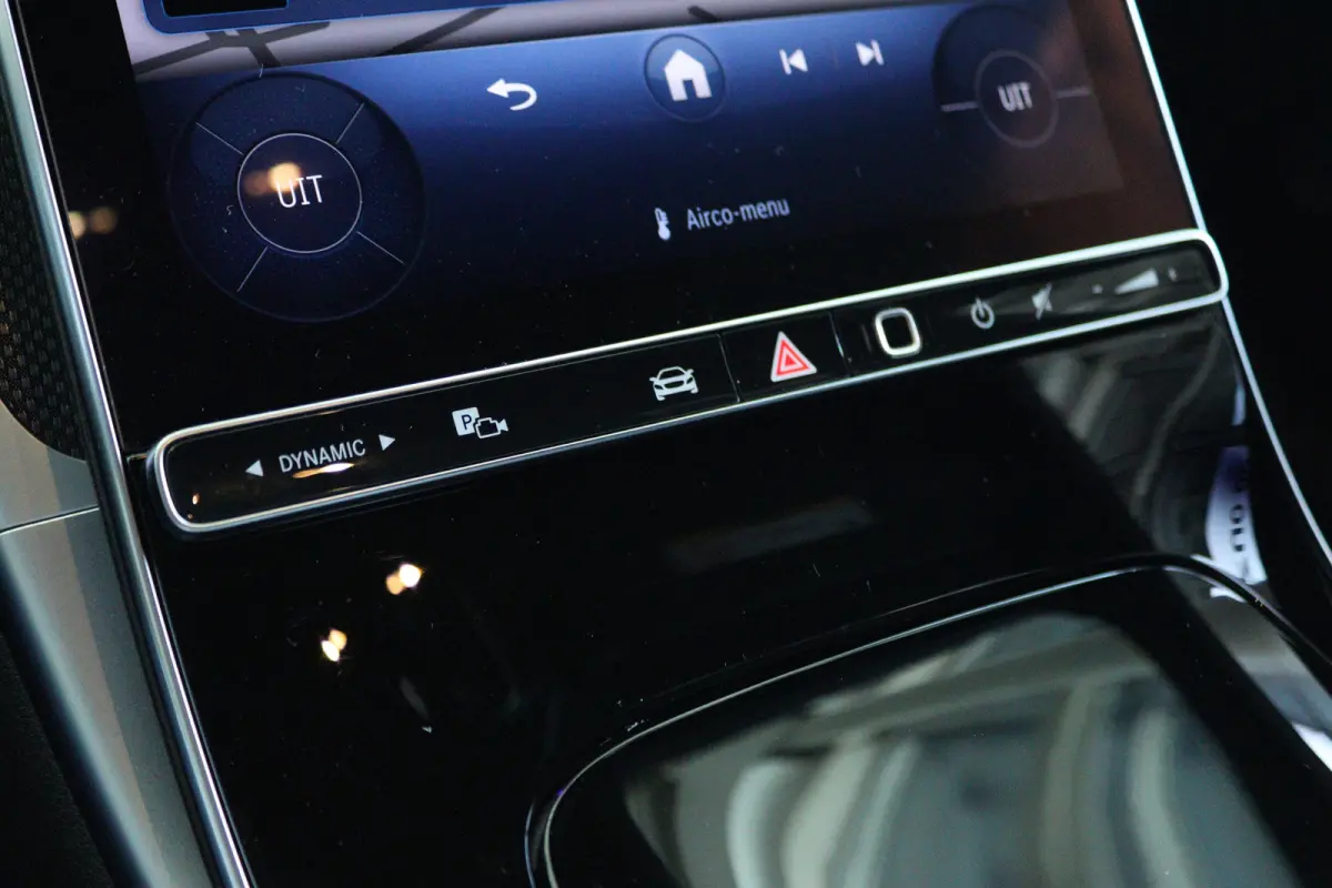 300 AMG Line | Cruise Control | Trekhaak | Stoelverwarming | Navi | Carplay | Sfeerverlichting | 19 Inch | LED | Camera |