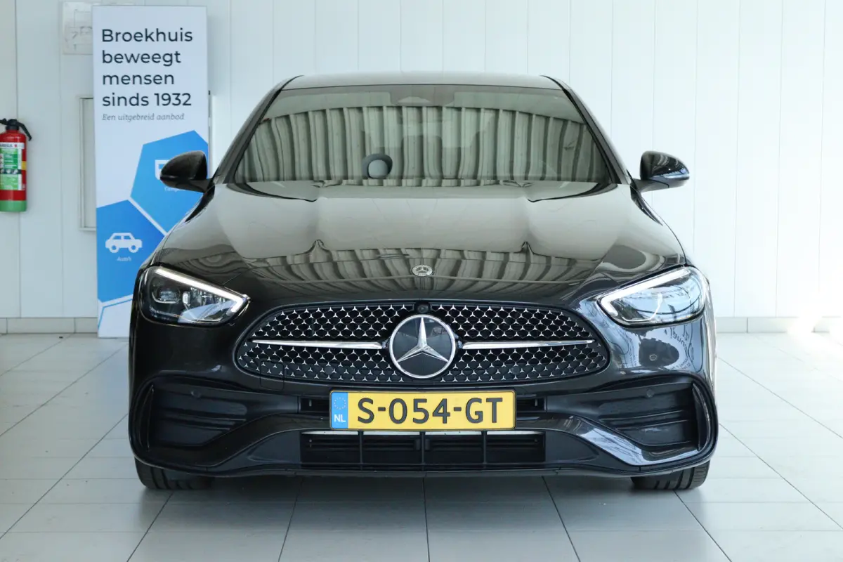 300 AMG Line | Cruise Control | Trekhaak | Stoelverwarming | Navi | Carplay | Sfeerverlichting | 19 Inch | LED | Camera |