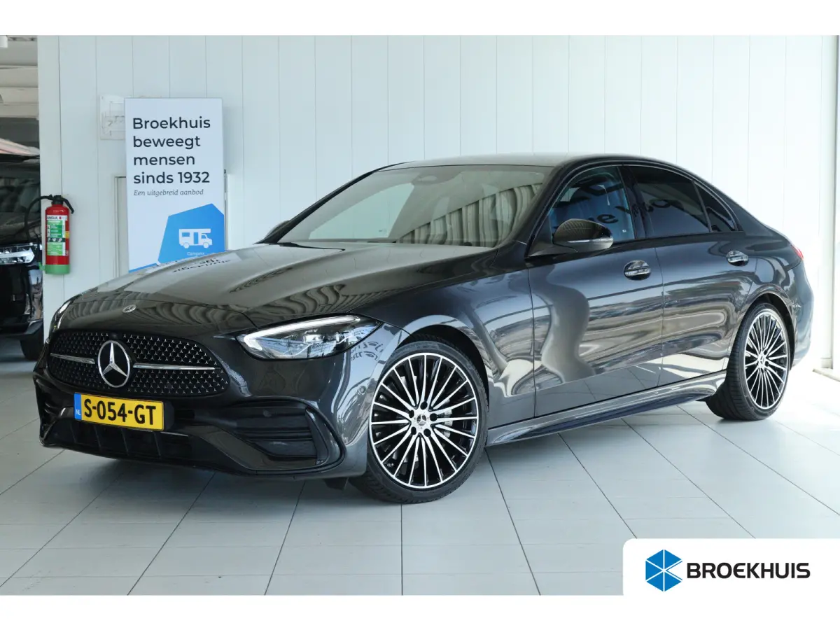 300 AMG Line | Cruise Control | Trekhaak | Stoelverwarming | Navi | Carplay | Sfeerverlichting | 19 Inch | LED | Camera |