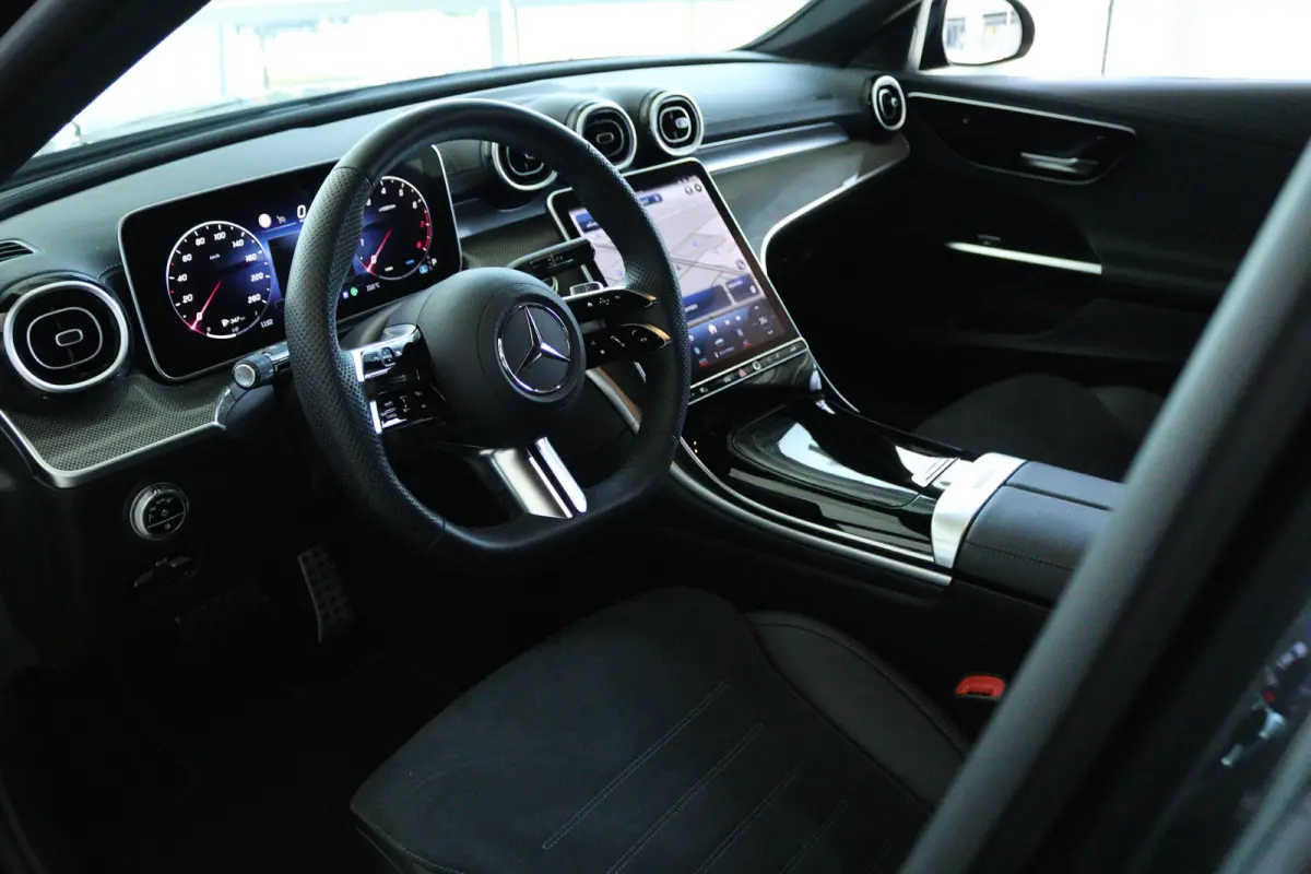 300 AMG Line | Cruise Control | Trekhaak | Stoelverwarming | Navi | Carplay | Sfeerverlichting | 19 Inch | LED | Camera |