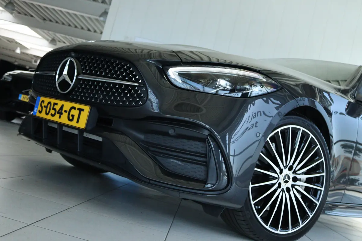 300 AMG Line | Cruise Control | Trekhaak | Stoelverwarming | Navi | Carplay | Sfeerverlichting | 19 Inch | LED | Camera |