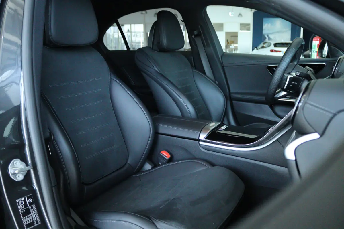 300 AMG Line | Cruise Control | Trekhaak | Stoelverwarming | Navi | Carplay | Sfeerverlichting | 19 Inch | LED | Camera |