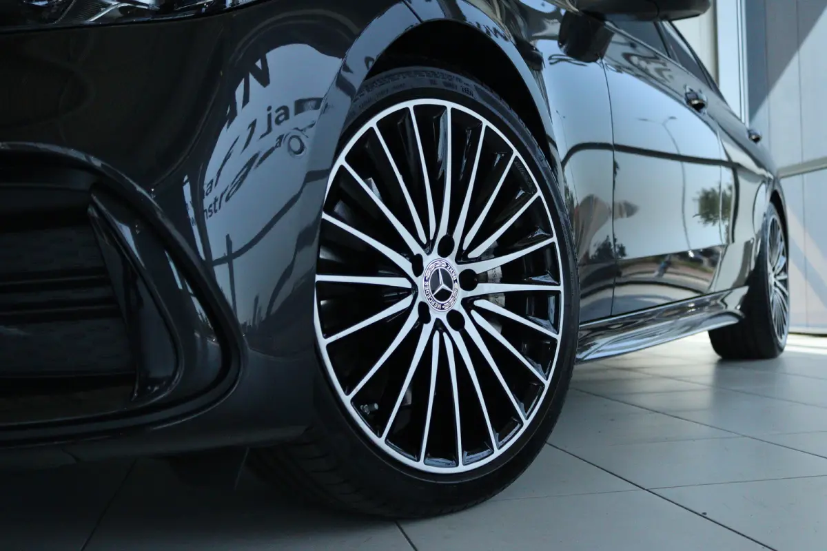 300 AMG Line | Cruise Control | Trekhaak | Stoelverwarming | Navi | Carplay | Sfeerverlichting | 19 Inch | LED | Camera |