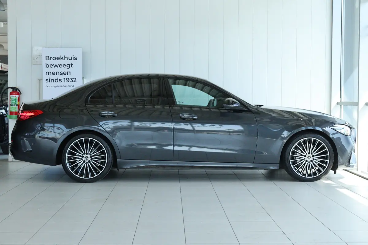 300 AMG Line | Cruise Control | Trekhaak | Stoelverwarming | Navi | Carplay | Sfeerverlichting | 19 Inch | LED | Camera |