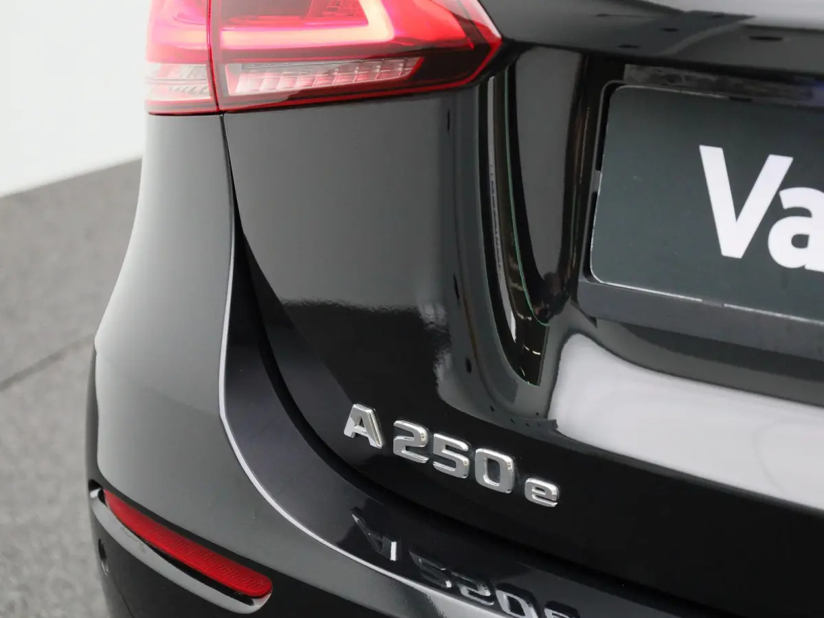 A 250 e Business Solution | ACHTERTUITRIJCAMERA | NAVIGATIE | PARKEERSENSOREN | HALF-LEDER | WIDESCREEN | STOELVERWARMING | LED VERLICHTING | DAB RADIO | LICHTMETALEN VELGEN |