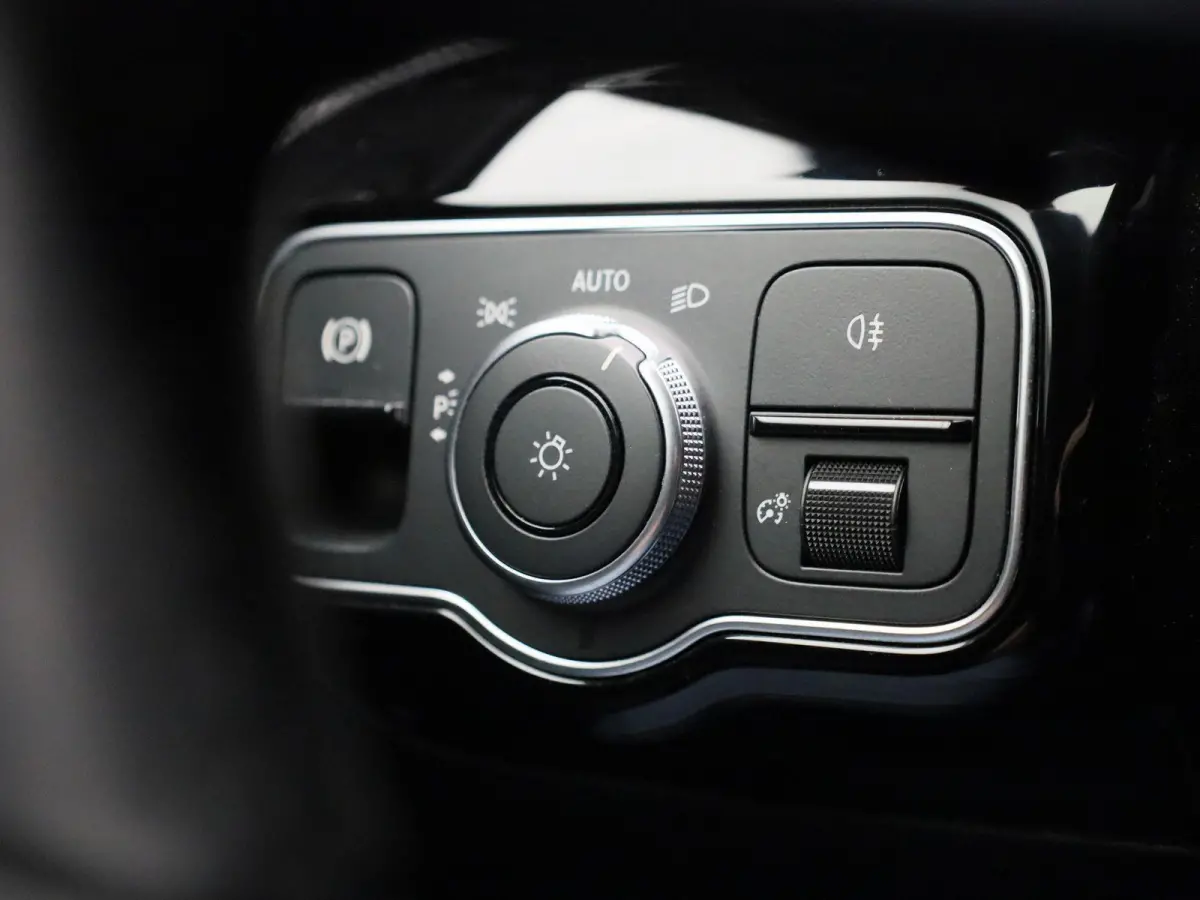 A 250 e Business Solution | ACHTERTUITRIJCAMERA | NAVIGATIE | PARKEERSENSOREN | HALF-LEDER | WIDESCREEN | STOELVERWARMING | LED VERLICHTING | DAB RADIO | LICHTMETALEN VELGEN |