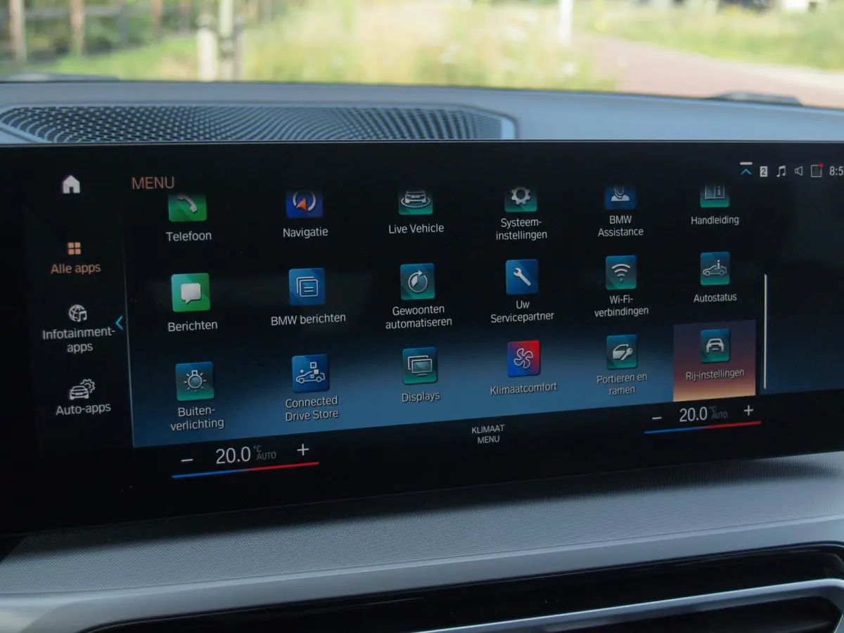 318i | Facelift model | Apple Carplay | Parkeersensoren | Sportstoelen | 19 Inch | NL-Auto |