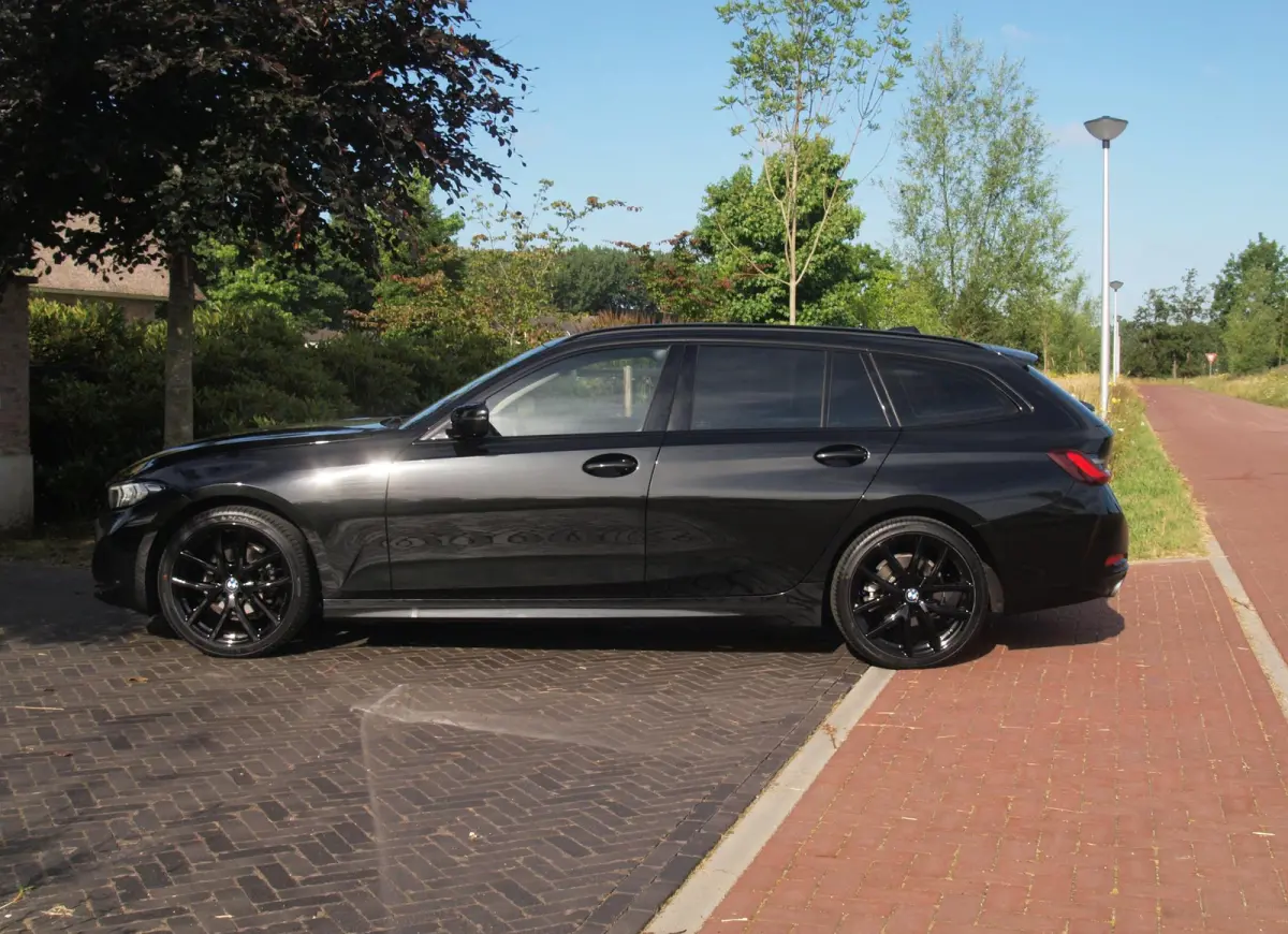 318i | Facelift model | Apple Carplay | Parkeersensoren | Sportstoelen | 19 Inch | NL-Auto |