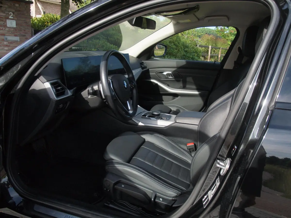318i | Facelift model | Apple Carplay | Parkeersensoren | Sportstoelen | 19 Inch | NL-Auto |