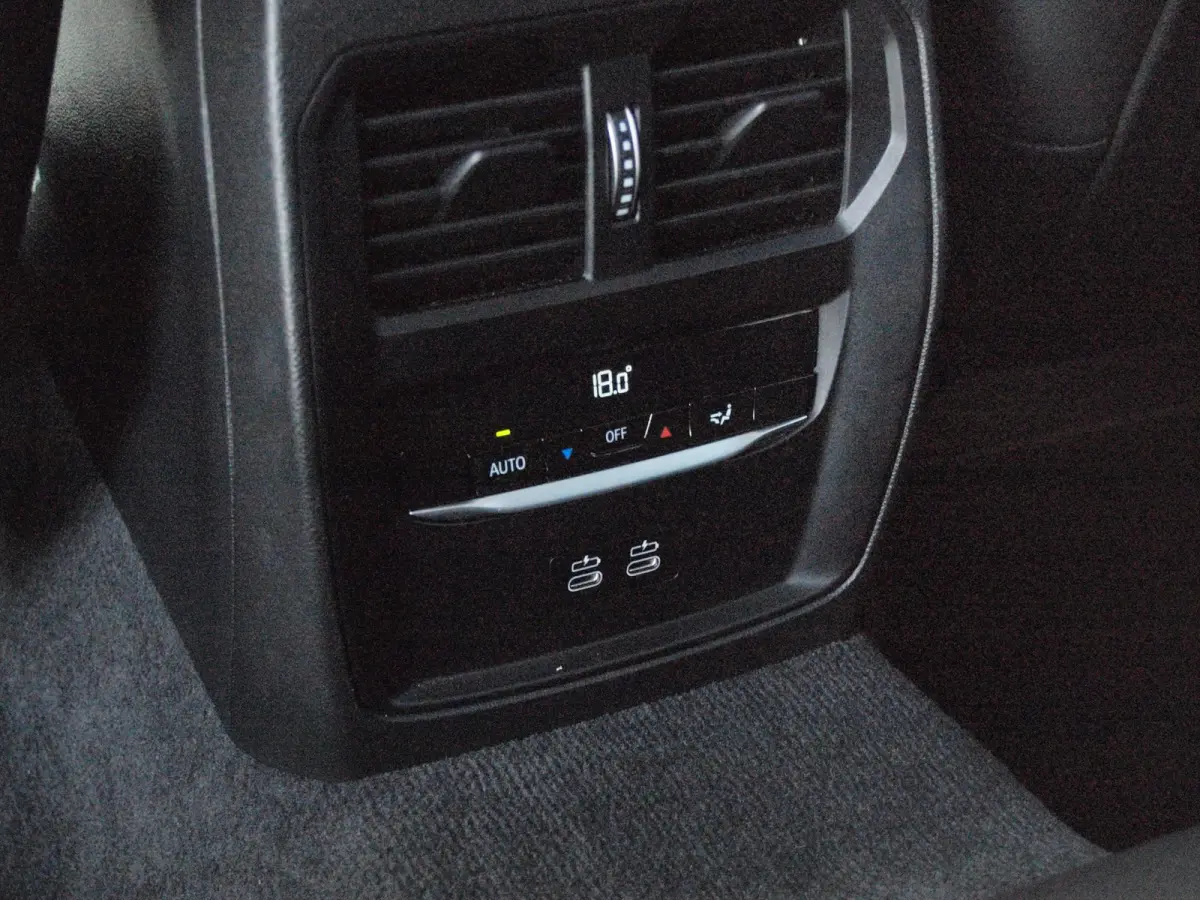 318i | Facelift model | Apple Carplay | Parkeersensoren | Sportstoelen | 19 Inch | NL-Auto |