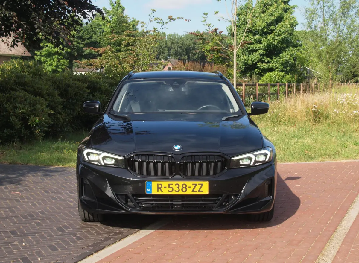 318i | Facelift model | Apple Carplay | Parkeersensoren | Sportstoelen | 19 Inch | NL-Auto |