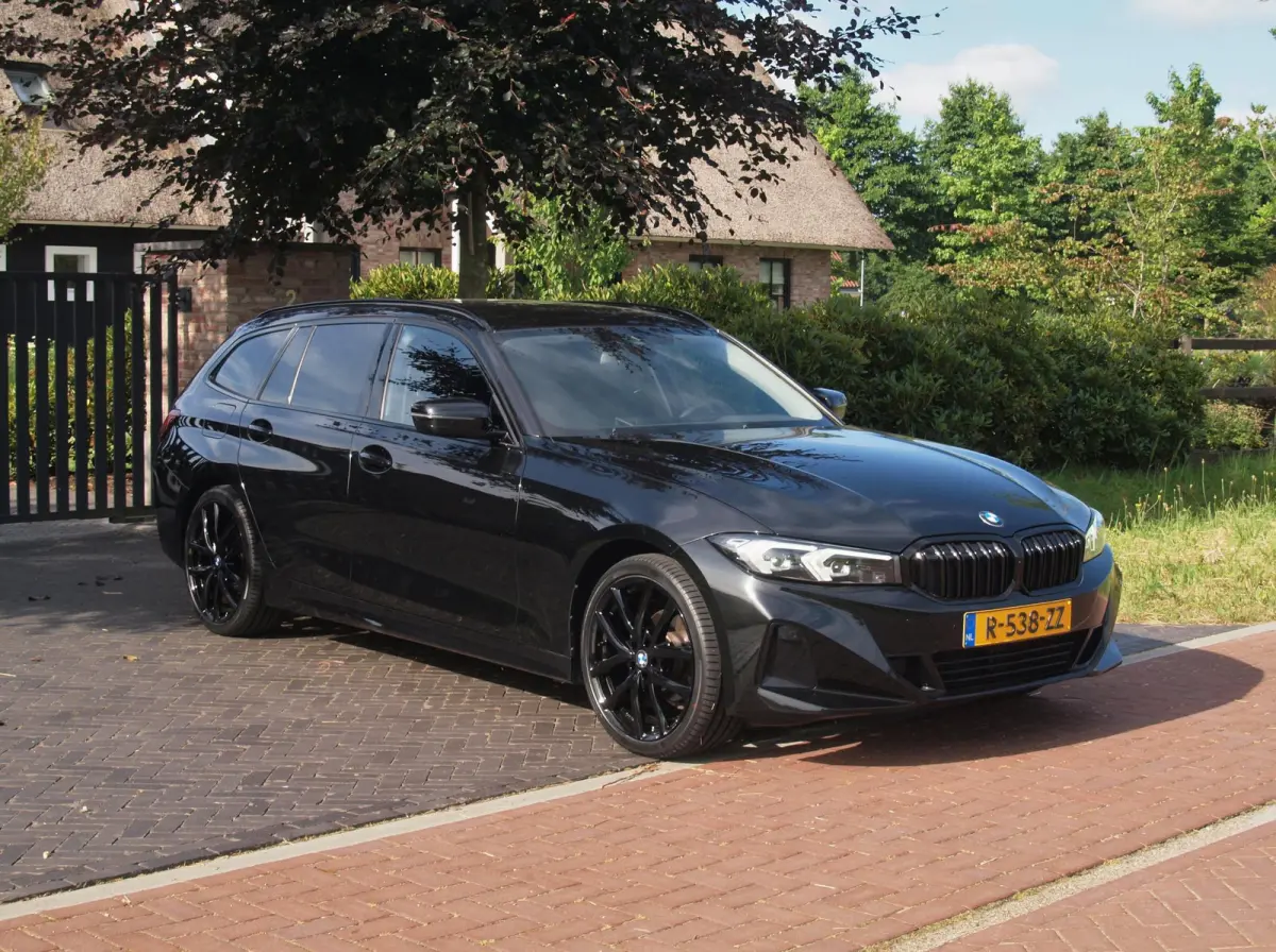 318i | Facelift model | Apple Carplay | Parkeersensoren | Sportstoelen | 19 Inch | NL-Auto |