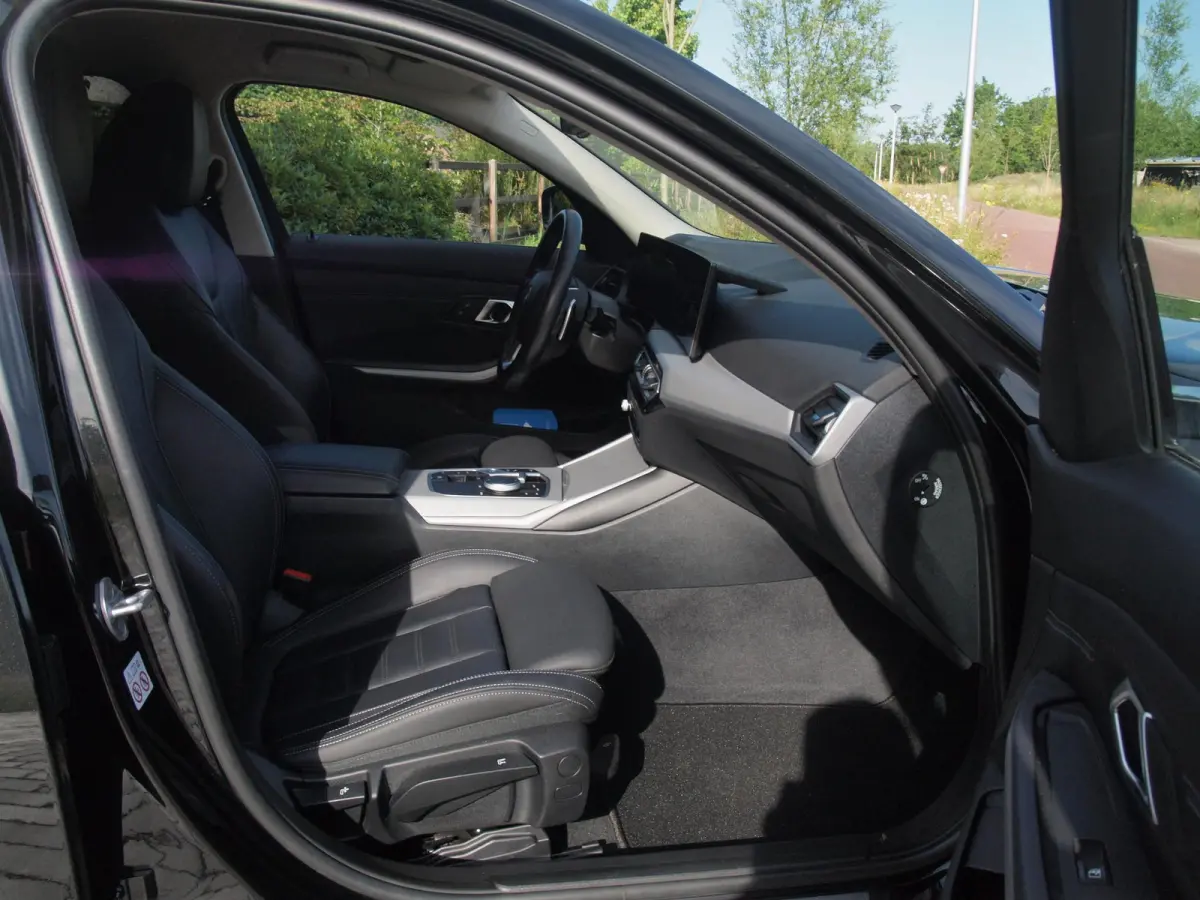 318i | Facelift model | Apple Carplay | Parkeersensoren | Sportstoelen | 19 Inch | NL-Auto |