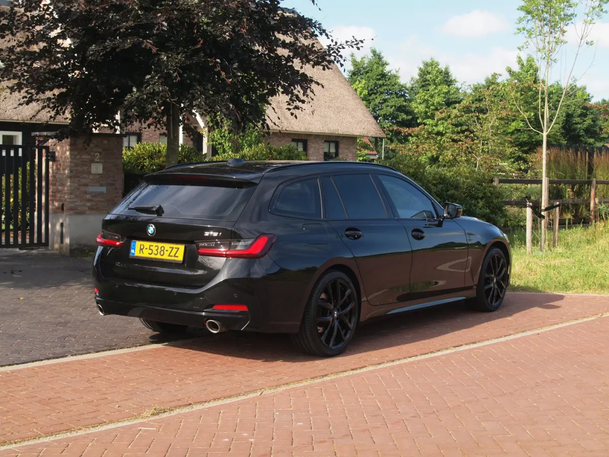 318i | Facelift model | Apple Carplay | Parkeersensoren | Sportstoelen | 19 Inch | NL-Auto |