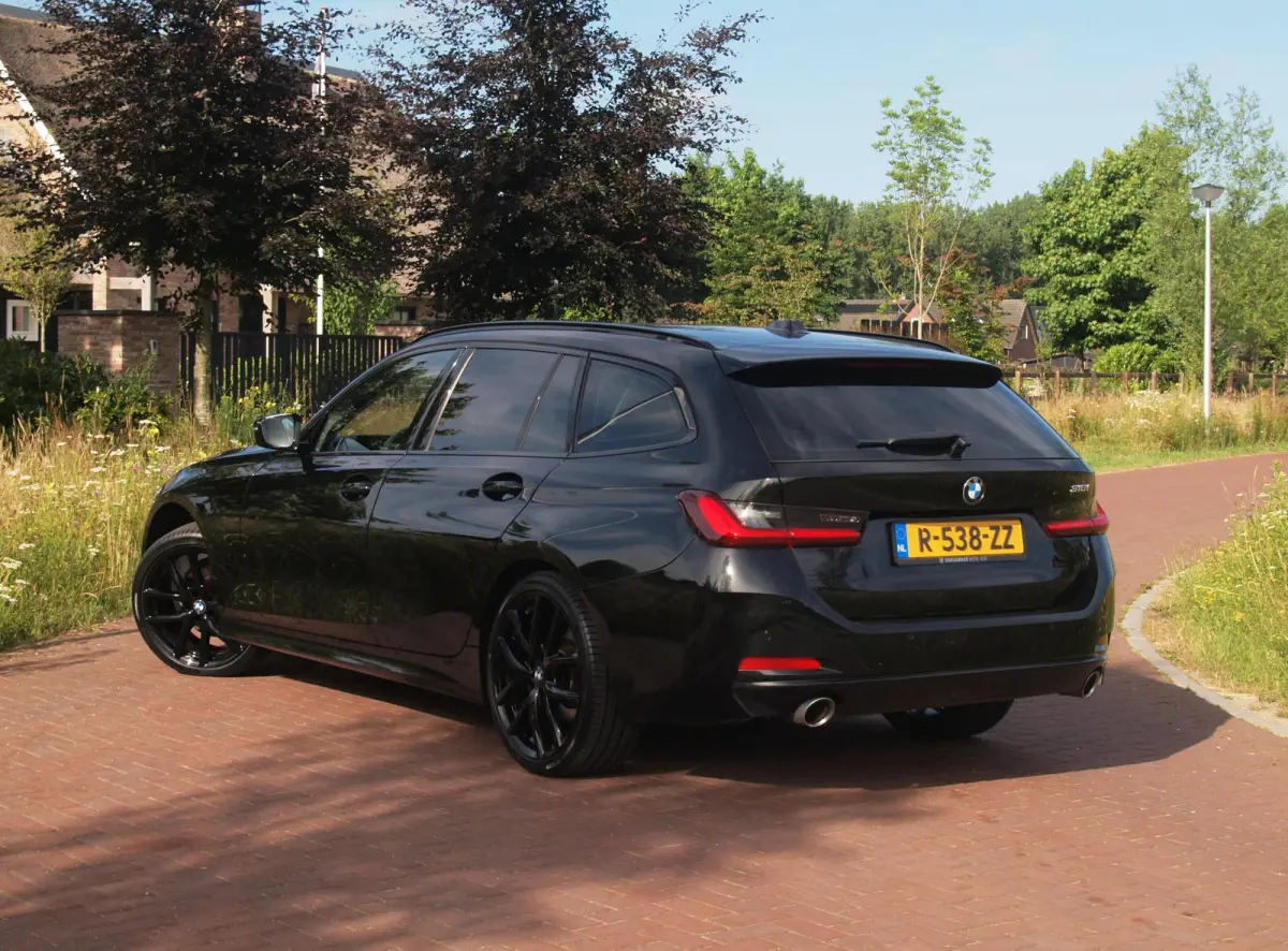 318i | Facelift model | Apple Carplay | Parkeersensoren | Sportstoelen | 19 Inch | NL-Auto |