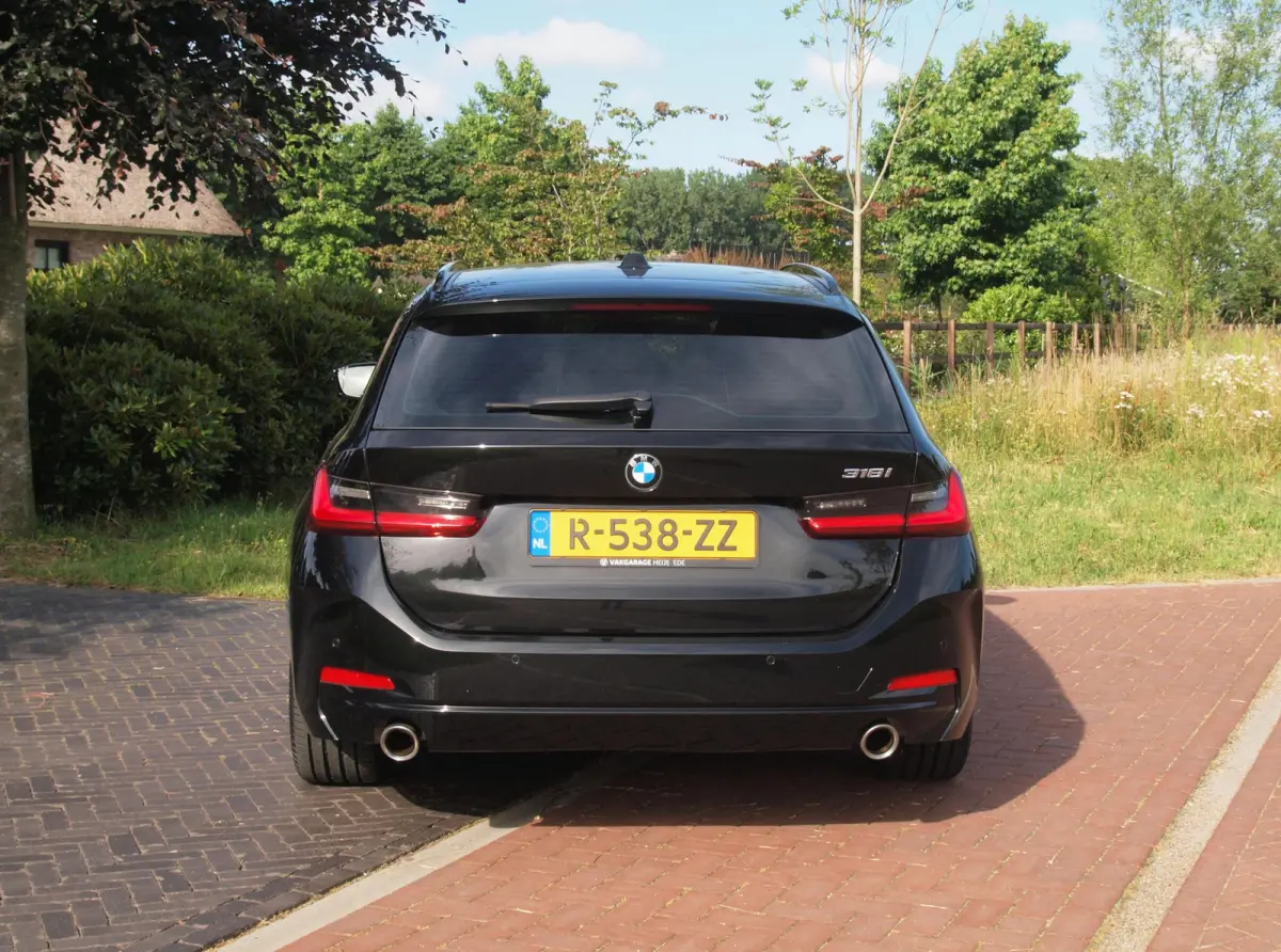 318i | Facelift model | Apple Carplay | Parkeersensoren | Sportstoelen | 19 Inch | NL-Auto |