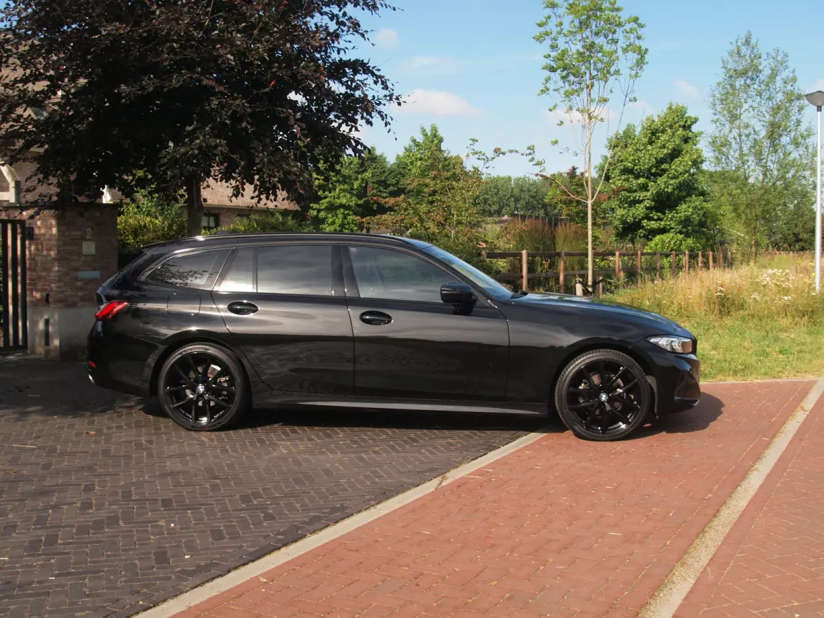 318i | Facelift model | Apple Carplay | Parkeersensoren | Sportstoelen | 19 Inch | NL-Auto |