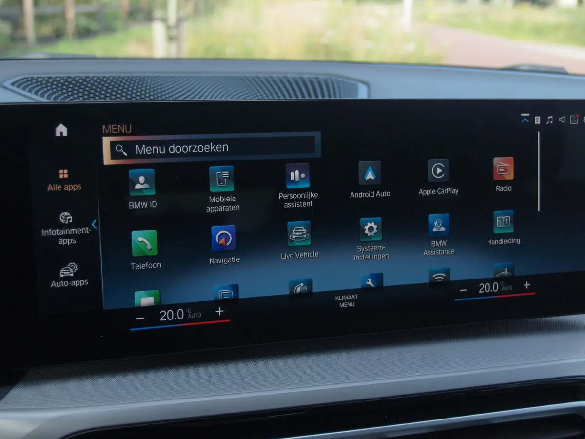 318i | Facelift model | Apple Carplay | Parkeersensoren | Sportstoelen | 19 Inch | NL-Auto |