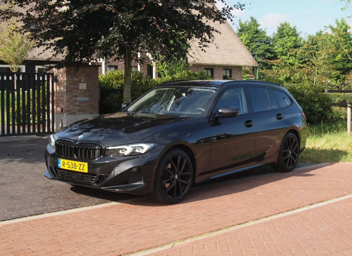 318i | Facelift model | Apple Carplay | Parkeersensoren | Sportstoelen | 19 Inch | NL-Auto |