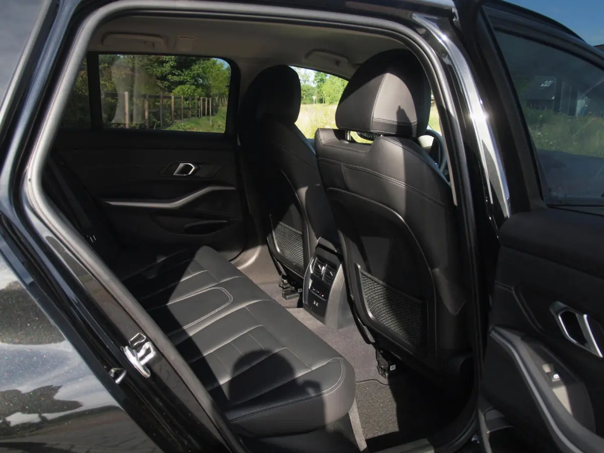 318i | Facelift model | Apple Carplay | Parkeersensoren | Sportstoelen | 19 Inch | NL-Auto |