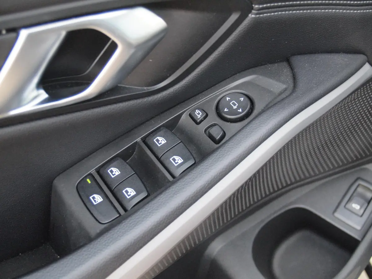 318i | Facelift model | Apple Carplay | Parkeersensoren | Sportstoelen | 19 Inch | NL-Auto |