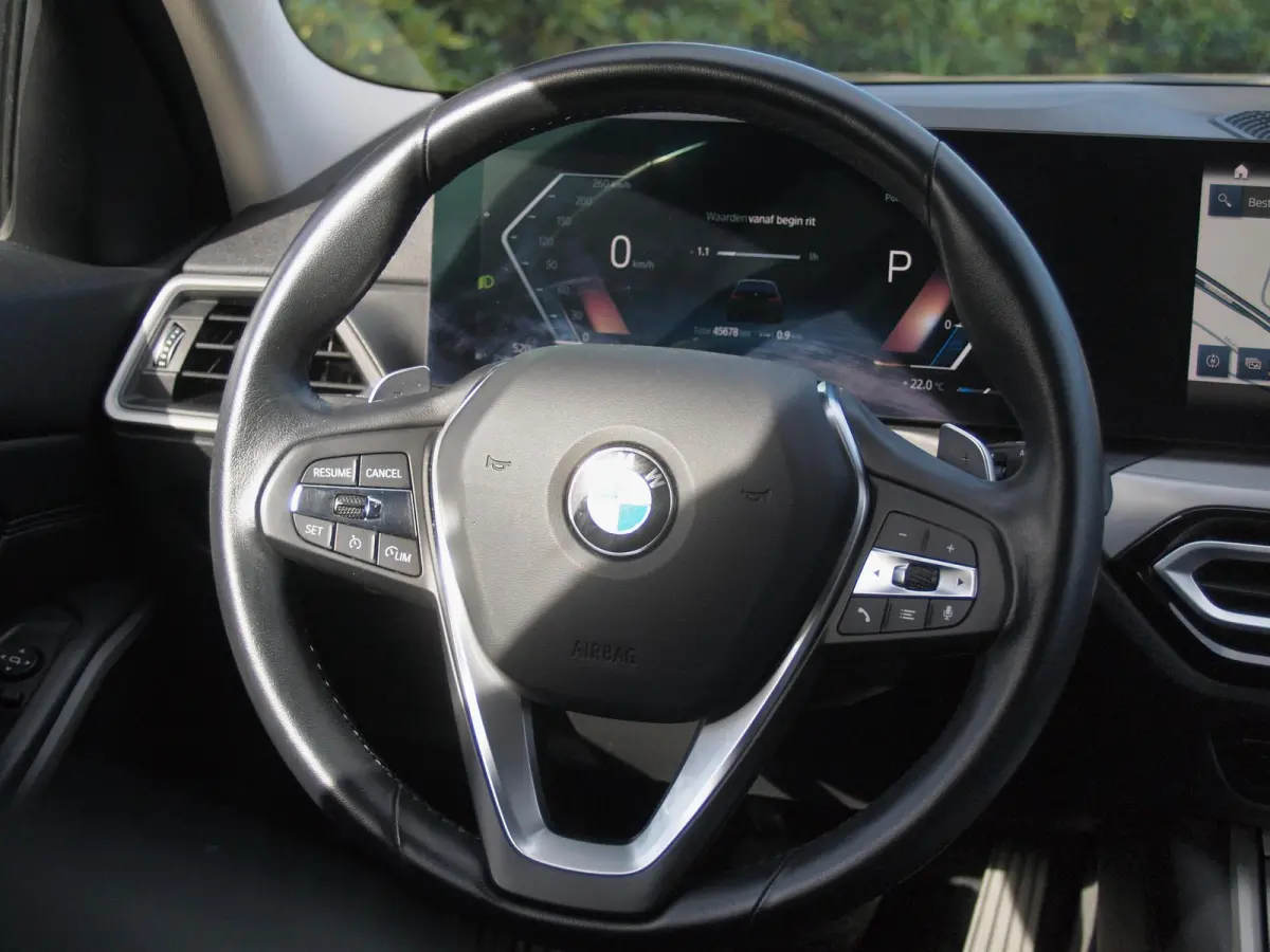 318i | Facelift model | Apple Carplay | Parkeersensoren | Sportstoelen | 19 Inch | NL-Auto |
