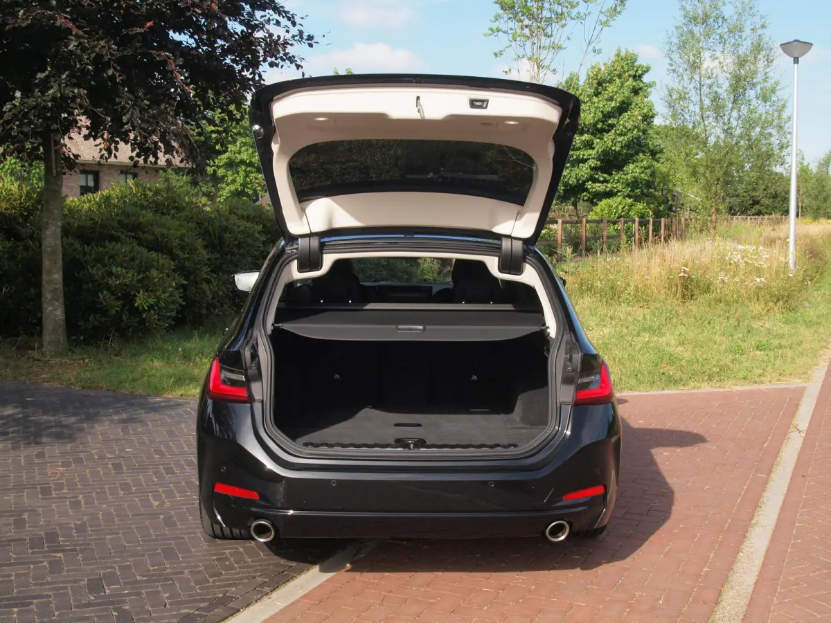318i | Facelift model | Apple Carplay | Parkeersensoren | Sportstoelen | 19 Inch | NL-Auto |