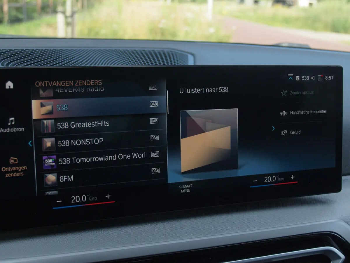 318i | Facelift model | Apple Carplay | Parkeersensoren | Sportstoelen | 19 Inch | NL-Auto |