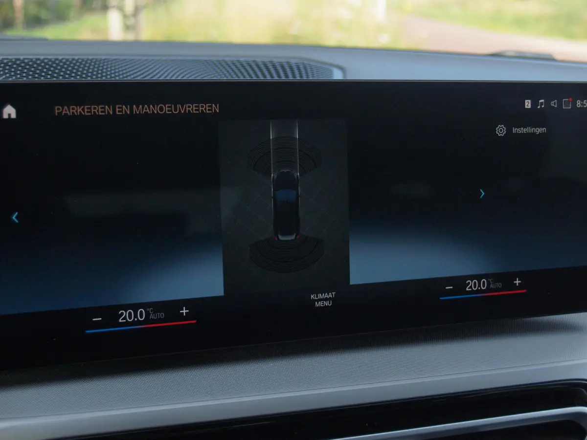 318i | Facelift model | Apple Carplay | Parkeersensoren | Sportstoelen | 19 Inch | NL-Auto |