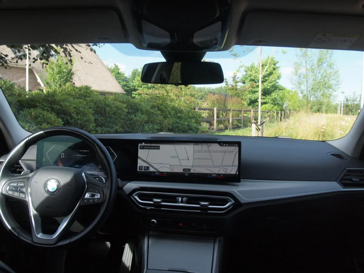 318i | Facelift model | Apple Carplay | Parkeersensoren | Sportstoelen | 19 Inch | NL-Auto |